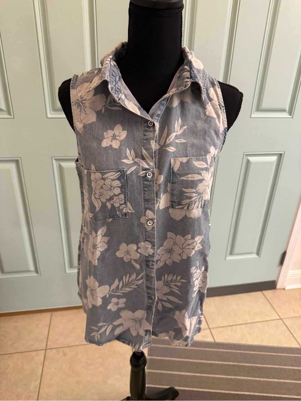 Elie Tahari Blue and White Floral Sleeveless Button-Front Blouse